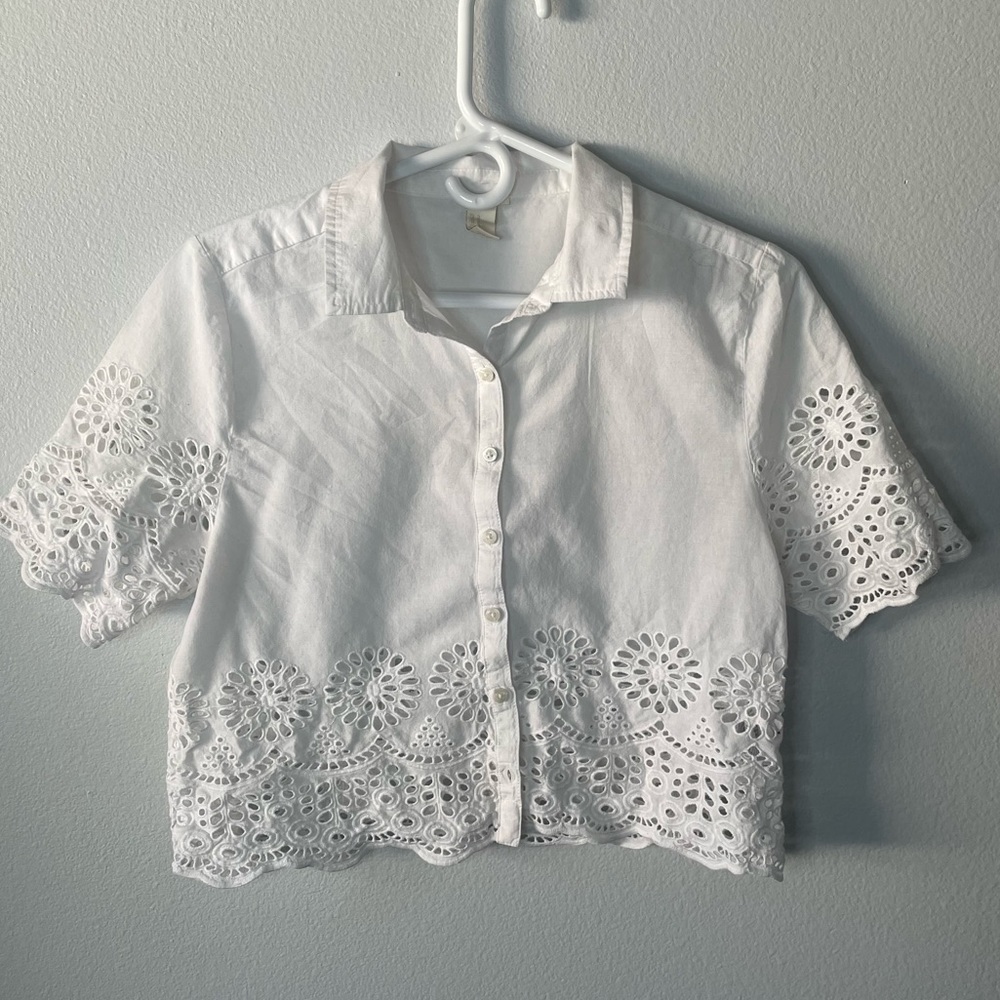 Medium Forever 21 White Floral Cut Out Button Up